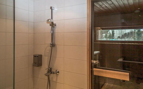 Tahko Spa Junior Suite Orange B2: Altan, Lejlighed, Skygge, Glas, Ejerlejlighed, Gelænder, Veranda, Dagslys, Dæk, Udendørs Møbler