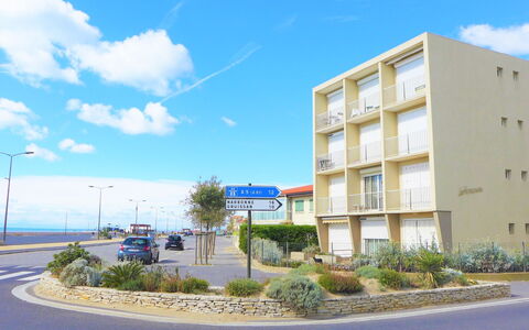 Les Romarins: Himmel, Sky, Plante, Bygning, Gadebelysning, Vindue, Træ, Land Lot, Urban Design, Kvarter