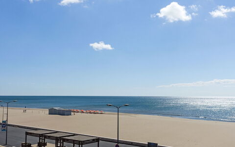 Les Romarins: Sky, Vand, Himmel, Azure, Gadebelysning, Horisont, Cumulus, Strand, Landskab, Skygge