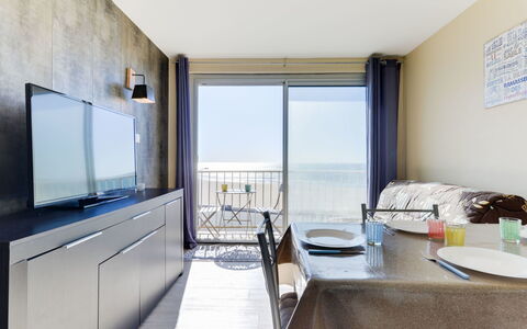 Les Romarins: Bygning, Ejendom, Møbel, Cabinetry, Bord, Television, Indretning, Komfort, Træ, Etage