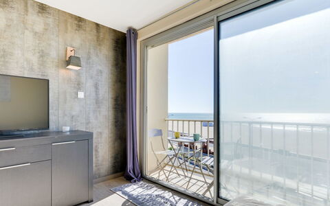 Les Romarins: Bygning, Ejendom, Møbel, Vindue, Cabinetry, Television, Komfort, Hus, Indretning, Skygge