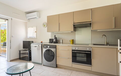Les Marines du Levant: Køkken Apparat, Større Bandage, Køkken, Gulvbelægning, Husholdningsapparat, Indretning, Cabinetry, Countertop, Etage, Møbel