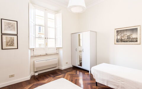 Silla: Værelse, Hvid, Ejendom, Møbel, Indretning, Etage, Soveværelse, Seng, Loft, Hus
