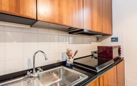 Silla: Countertop, Cabinetry, Køkken, Ejendom, Værelse, Håndvask, Tap, Flise, Indretning, Møbel