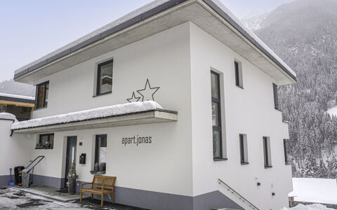 Jonas: Bygning, Himmel, Vindue, Ejendom, Hus, Sne, Hældning, Sommerhus, Dør, Landdistrikt