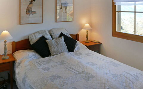 Chalet Didi: Soveværelse, Seng, Værelse, Møbel, Ejendom, Sengetøj, Bed Frame, Sengetøj, Etage, Indretning