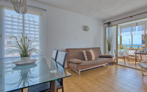 Calpe Calp 1110: Værelse, Ejendom, Møbel, Stue, Indretning, Bygning, Etage, Ejendom, Hus, Bord