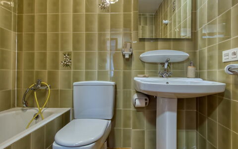 Calpe Calp 1110: Badeværelse, Ejendom, Flise, Værelse, Toilet, Tap, Væg, Sanitærarmatur, Purple, Keramisk