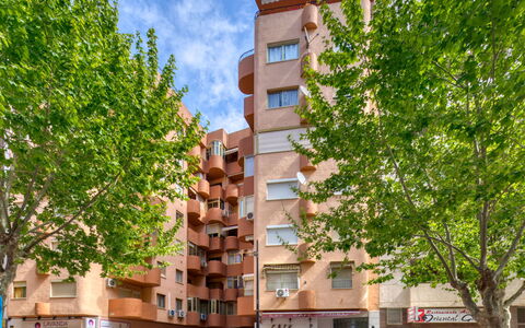 Calpe Pueblo: Himmel, Bygning, Sky, Træ, Urban Design, Køretøj, Kvarter, Højhus, Vindue, Ejerlejlighed