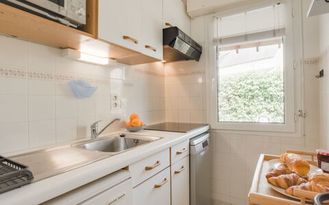 Village du Port: Ejendom, Værelse, Countertop, Køkken, Møbel, Indretning, Bygning, Cabinetry, Hus, Ejendom