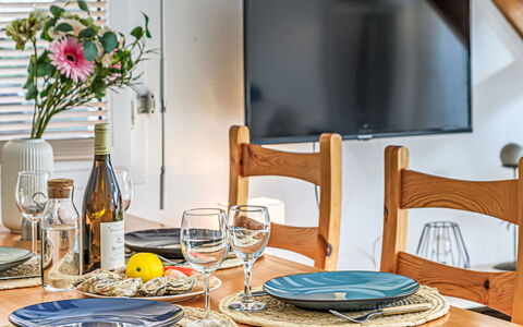 Village du Port: Møbel, Bordservice, Bord, Indretning, Serveware, Stol, Køkken & Spisebord, Spisestue, Plade, Tallerkner