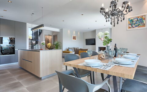 Grande: Spisestue, Værelse, Møbel, Ejendom, Indretning, Loft, Bygning, Countertop, Etage, Bord