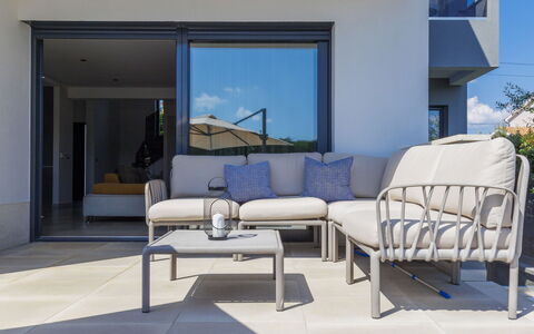 Grande: Couch, Møbel, Skygge, Azure, Bord, Vindue, Indretning, Himmel, Arkitektur, Stue