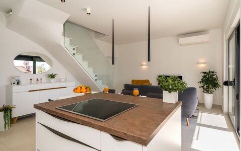 Villa Meri 2: Ejendom, Værelse, Indretning, Countertop, Møbel, Bygning, Loft, Køkken, Hus, Ejendom