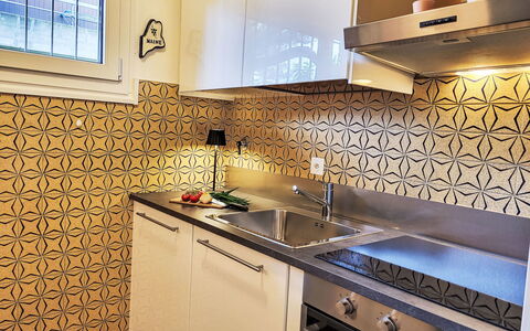 App. Castausio 26: Gulvbelægning, Køkken, Indretning, Etage, Flise, Countertop, Større Bandage, Cabinetry, Vvs, Komfur
