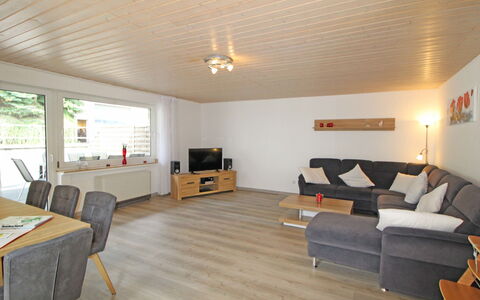 Eifelnatur (Haus 3): Møbel, Bord, Ejendom, Couch, Komfort, Træ, Indretning, Belysning, Gulvbelægning, Stue