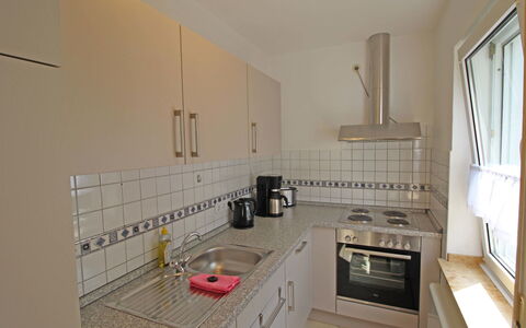 Eifelnatur (Haus 3): Køkkenvask, Cabinetry, Tap, Countertop, Håndvask, Sanitærarmatur, Komfur, Køkken Apparat, Gaskomfur, Køkken