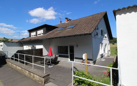 Eifelnatur (Haus 3): Sky, Himmel, Plante, Bygning, Ejendom, Vindue, Hegn, Hus, Land Lot, Sommerhus