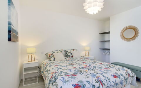 Domaine D'Augustin Apt B01: Soveværelse, Seng, Møbel, Værelse, Ejendom, Sengetøj, Bed Frame, Sengetøj, Indretning, Væg