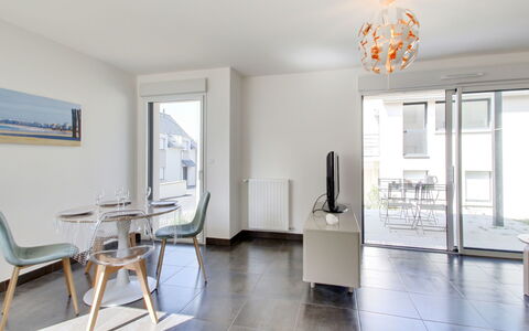 Domaine D'Augustin Apt B01: Værelse, Ejendom, Hvid, Etage, Indretning, Møbel, Bygning, Loft, Hus, Bord