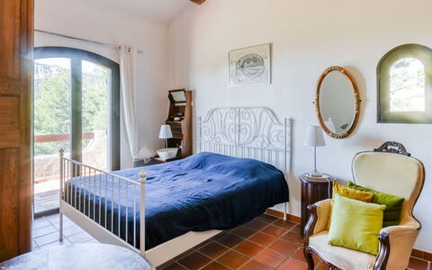 Les Baux Rouges: Soveværelse, Møbel, Seng, Værelse, Ejendom, Sengetøj, Bed Frame, Indretning, Sengetøj, Etage