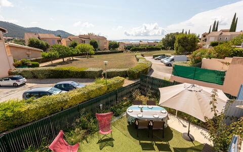 Les Jardins D'Hélios: Sky, Himmel, Plante, Daytime, Ejendom, Bord, Træ, Bygning, Stol, Urban Design