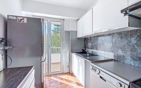 Le Clos Tranquille: Køkken, Større Bandage, Køkken Apparat, Countertop, Gulvbelægning, Etage, Hjem, Indretning, Husholdningsapparat, Lejlighed