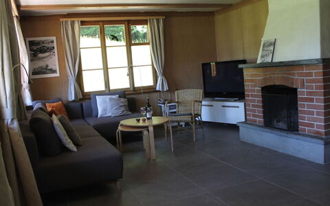 Chalet Maru: Couch, Ejendom, Bygning, Bord, Træ, Television, Indretning, Stue, Studio Couch, Gardin