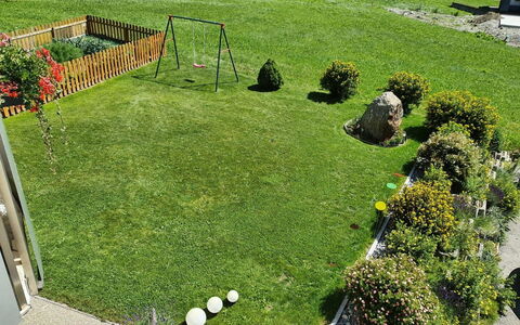 Haus Artemis: Græs, Have, Busk, Lawn, Backyard, Bunddække, Gård, Landscaping, Kunstgræs