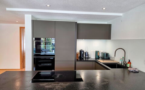 Saas-Fee 761: Køkken, Countertop, Køkken Apparat, Indretning, Cabinetry, Gulvbelægning, Større Bandage, Træ, Møbel, Loft