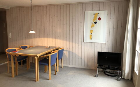Monique Nr. 1: Møbel, Bord, Bygning, Træ, Indretning, Gulvbelægning, Hus, Stol, Etage, Hårdttræ