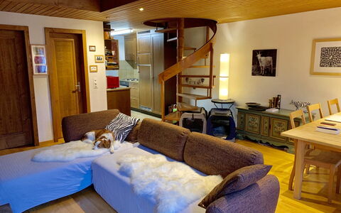 Chez-Nous: Bord, Møbel, Billedramme, Ejendom, Komfort, Træ, Indretning, Bygning, Belysning, Bed Frame