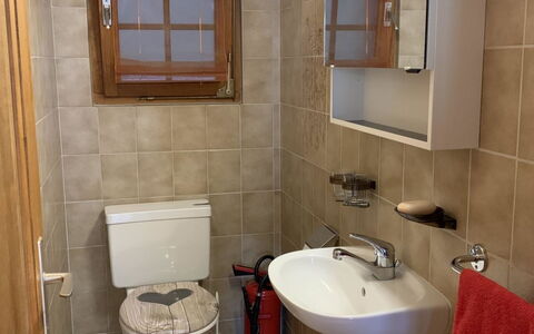 Chez-Nous: Brun, Spejl, Tap, Håndvask, Sanitærarmatur, Badeværelsesvask, Bygning, Badeværelse, Purple, Arkitektur
