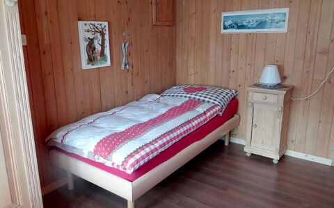 Steinacher 7: Møbel, Komfort, Seng, Bed Frame, Træ, Bygning, Indretning, Pude, Etage, Gulvbelægning