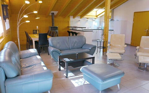 Majelas Heiti: Møbel, Komfort, Couch, Skygge, Arkitektur, Stue, Indretning, Etage, Studio Couch, Bord
