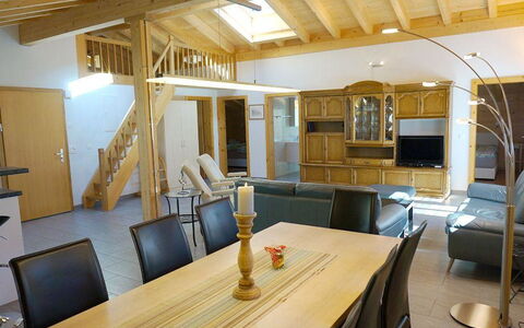 Majelas Heiti: Bord, Ejendom, Møbel, Træ, Bygning, Indretning, Stol, Couch, Arkitektur, Etage