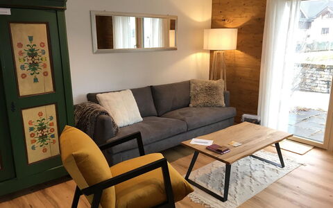 Chalet Fluegärtli: Møbel, Indretning, Gulvbelægning, Etage, Couch, Træ, Bord, Værelse, Stol, Stue