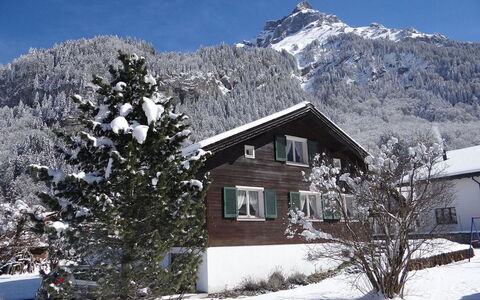 Chalet Fluegärtli: Sne, Vinter, Bjergrige Landskabsformer, Bjerg, Hus, Hjem, Bjergkæde, Sommerhus, Tag, Glacial Landskabsform