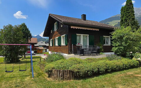 Chalet Fluegärtli: Hus, Tag, Sommerhus, Hjem, Landdistrikt, Land Lot, Lawn, Hill Station, Stuehus, Bjergkæde