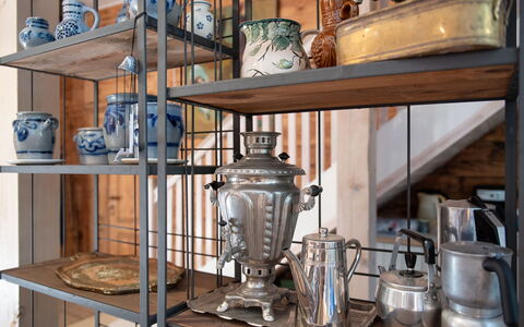 Bursztynowy Dwór: Hylde, Reoler, Møbel, Bordservice, Serveware, Porcelæn, Montre, Tallerkner, Køkken