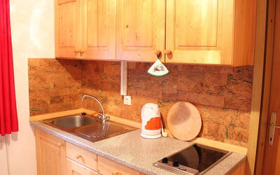 Savica 500.2: Countertop, Værelse, Ejendom, Køkken, Håndvask, Møbel, Cabinetry, Hus, Flise, Træ