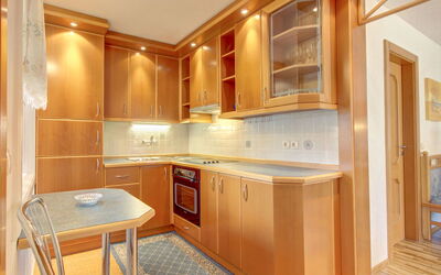 Orazem 400.2: Værelse, Cabinetry, Møbel, Ejendom, Countertop, Køkken, Bygning, Indretning, Loft, Etage