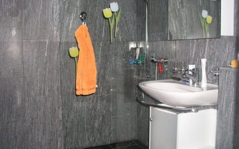 Ferienwohnung Köppel: Håndvask, Tap, Sanitærarmatur, Badeværelsesvask, Badeværelse, Toilet, Toiletbræt, Træ, Etage