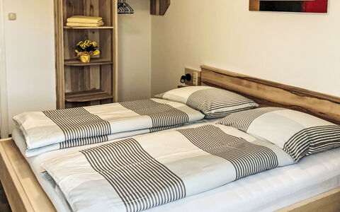 Mayrhofer: Møbel, Seng, Soveværelse, Træ, Sengetøj, Indretning, Sengetøj, Bed Frame, Gulvbelægning, Etage