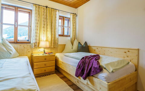 Glatzbichl: Hjem, Hus, Soveværelse, Seng, Bed Frame, Sengetøj, Sengetøj, Hotel, Hårdttræ, Vindue Behandling