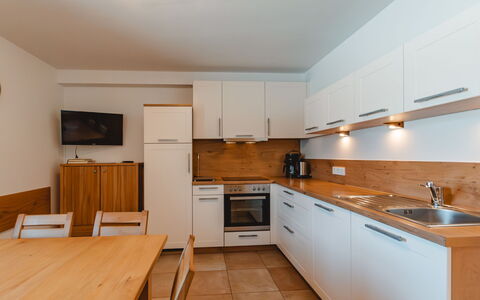 Talmoosen-Bauer: Gulvbelægning, Indretning, Etage, Møbel, Træ, Cabinetry, Countertop, Loft, Køkken, Trægulve