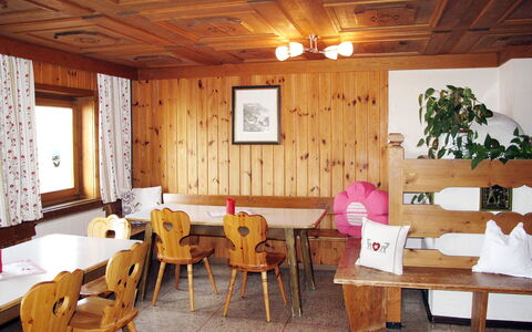 Moosen (Nki210): Værelse, Ejendom, Bygning, Restaurant, Indretning, Bord, Møbel, Hus, Loft, Ejendom