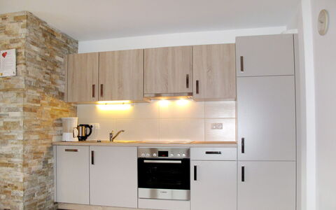 Alpbach 633: Værelse, Cabinetry, Møbel, Køkken, Ejendom, Countertop, Etage, Indretning, Flise, Væg