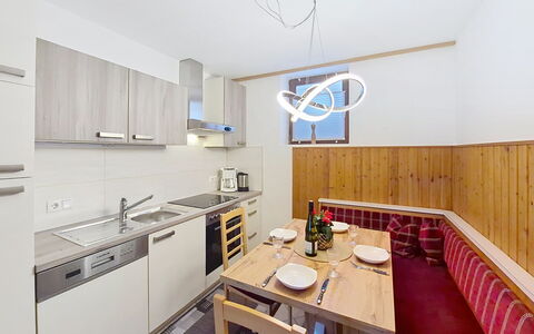 Höllwarth: Gulvbelægning, Indretning, Træ, Etage, Loft, Countertop, Køkken, Værelse, Møbel, Trægulve