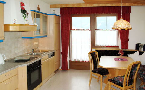 Wildauer: Værelse, Møbel, Ejendom, Countertop, Køkken, Bygning, Etage, Indretning, Cabinetry, Hus